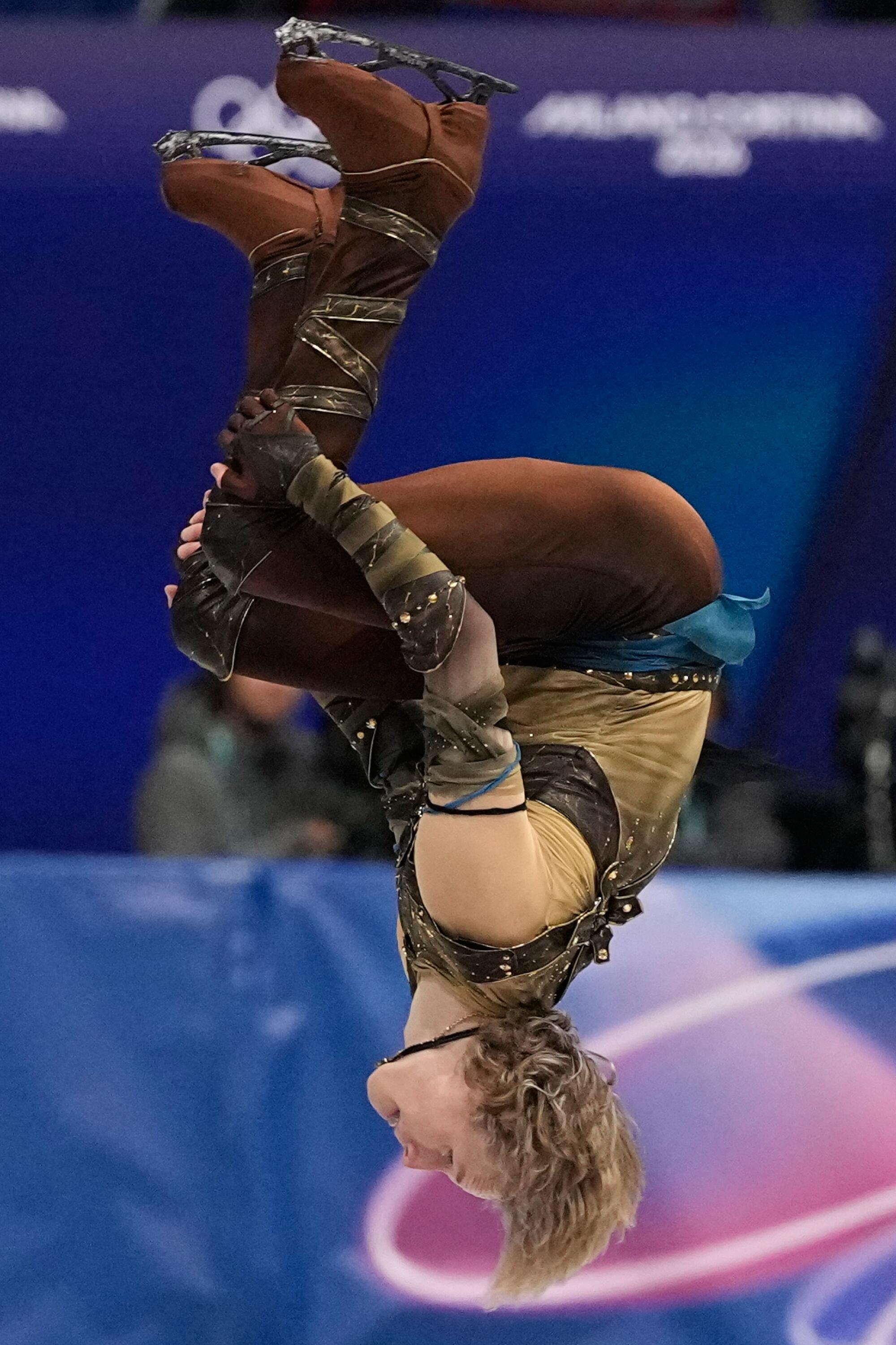 ইলিয়া মালিনিন এর ব্যাকফ্লিপ ভক্তদের মুগ্ধ করে। এটি ফিগার স্কেটিং এর পুনরুজ্জীবনও হতে পারে ইলিয়া মালিনিন এর ব্যাকফ্লিপ ভক্তদের মুগ্ধ করে। এটি ফিগার স্কেটিং এর পুনরুজ্জীবনও হতে পারে