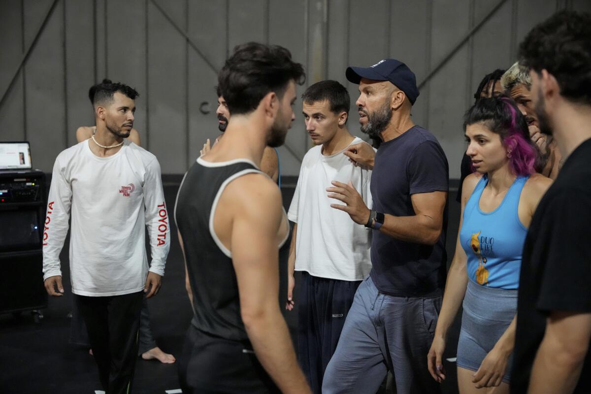 El coreógrafo franco-argelino Mourad Merzouki guía a sus bailarines 