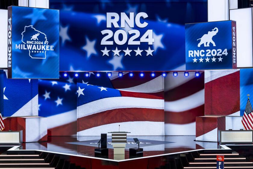 El escenario en el Foro Fiserv previo al inicio de la Convención Nacional Republicana 2024, el sábado 13 de julio de 2024, en Milwaukee. (AP Foto/J. Scott Applewhite)