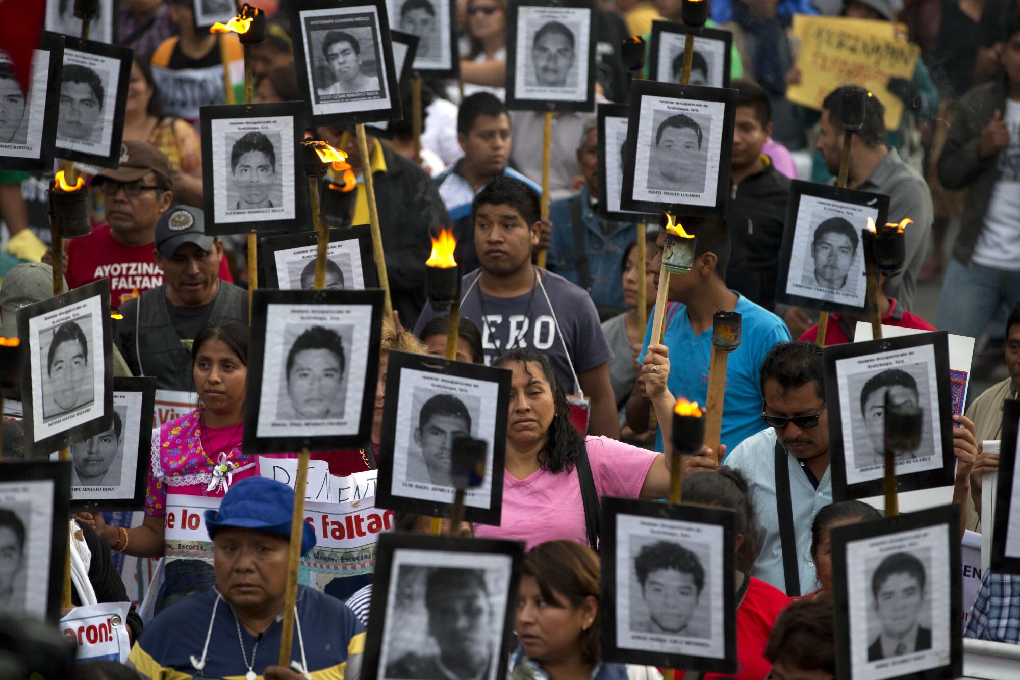 Familiares y simpatizantes de los 43 estudiantes universitarios de magisterio desaparecidos 