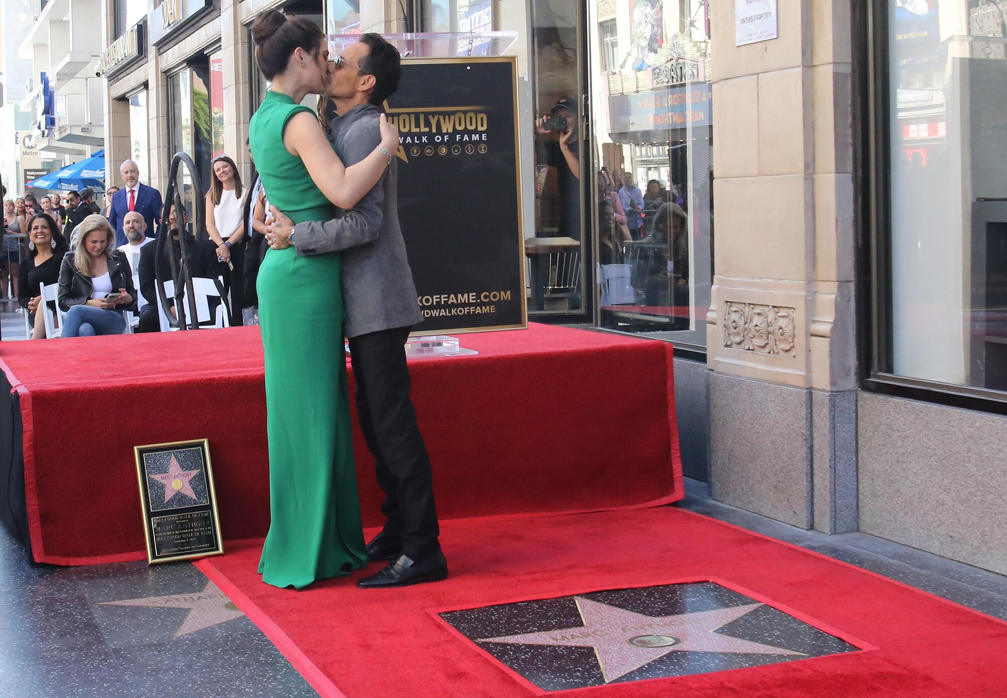 Marc Anthony besa a su esposa Nadia Ferreira tras recibir su estrella en el Hollywood Walk of Fame ieste jueves.