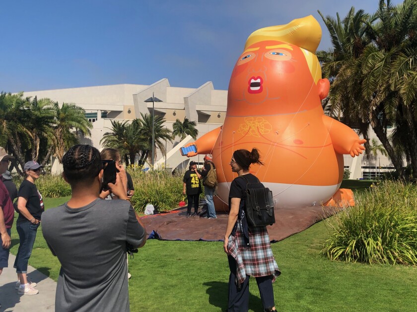 El globo de Baby Trump en la esquina del Centro de Convenciones de San Diego frente al hotel donde se hospedó el vicepresidente Mike Pence.