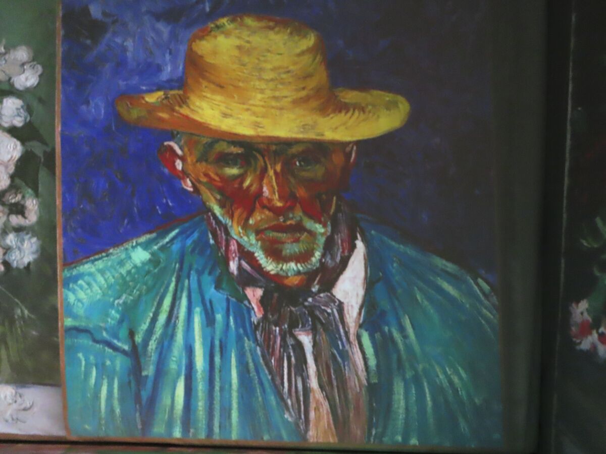Una imagen de la exposición "Beyond Van Gogh" se proyecta en una pared en el casino Hard Rock