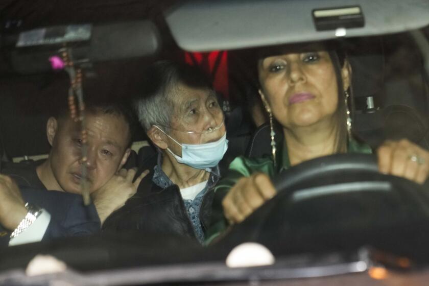 ARCHIVO - El expresidente de Perú, Alberto Fujimori, de 85 aos, en el centro, es excarcelado en un vehículo junto a sus abogados y su hijo Kenji, a la izquierda, en Callao, el 6 de diciembre de 2023. El ministro de Justicia peruano, Eduardo Arana, dijo el martes 16 de abril que el país defendió en un informe para la Corte Interamericana de Derechos Humanos la legalidad del indulto humanitario concedido a Fujimori para su excarcelación. Fujimori cumplía condena de 26 aos por el asesinato de 25 peruanos durante su gobierno. (AP Foto/Martín Mejía, Archivo)