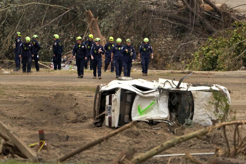 Personal del Grupo Operativo 1 de Búsqueda y Rescate Urbano de Utah trabaja tras el paso del huracán Helene, el viernes 4 de octubre de 2024, en Erwin, Tennessee. (Foto AP/Jeff Roberson).