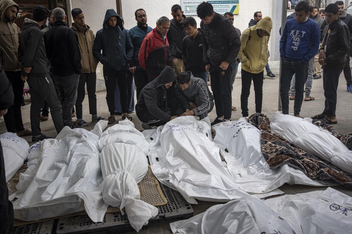 Palestinos muertos durante el conflicto entre Israel y Hamás, en el hospital de Rafah, 