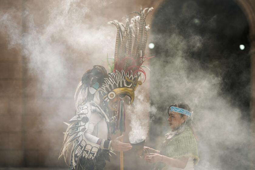 Claudia Santos realiza una ceremonia para conmemorar el 503 aniversario de la caída de la capital del imperio azteca, Tenochtitlán, en la Ciudad de México, el martes 13 de agosto de 2024. (AP Foto/Eduardo Verdugo)