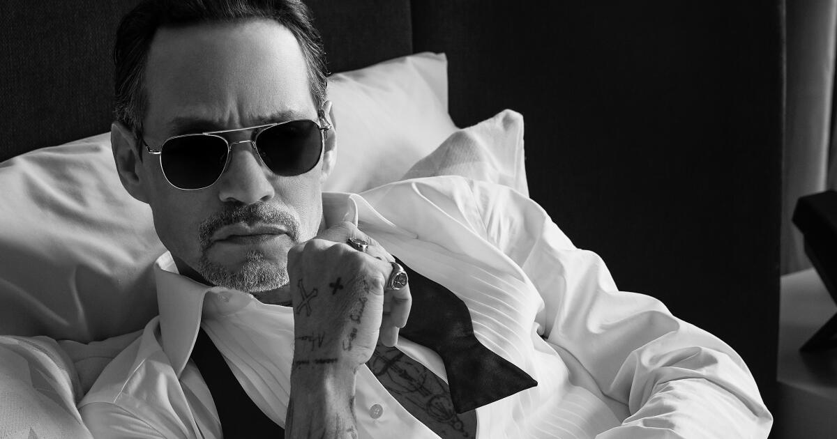 Marc Anthony inicia residencia en Las Vegas mientras celebra los logros de Bad Bunny y evita la política