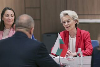 La presidenta de la Comisión Europea, Ursula von der Leyen, se reúne con el presidente de Bulgaria, Rumen Radev, el sábado 1 de octubre de 2022, en Sofía, Bulgaria. (AP Foto/Visar Kryeziu)