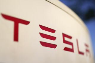 ARCHIVO - El logotipo del Supercharger de Tesla en Buford, Georgia, el 22 de abril de 2021. (AP Foto/Chris Carlson, Archivo)