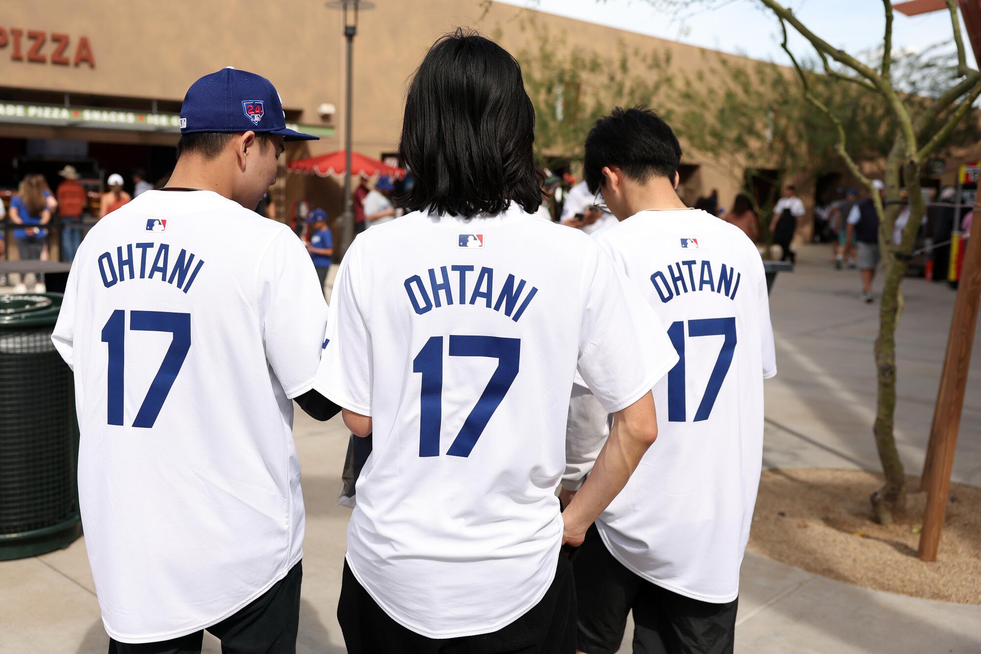 身穿 Shohei Ohtani 球衣的球迷来到驼背牧场观看道奇队和芝加哥白袜队的比赛。