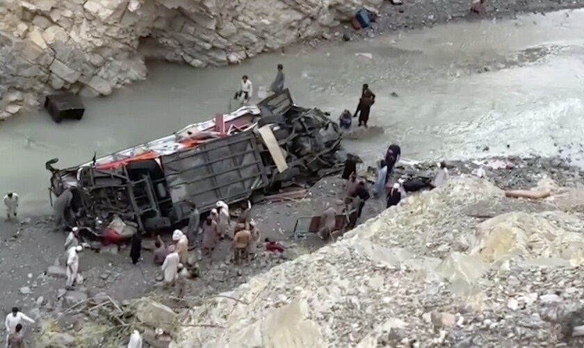 Foto tomada de un video donde se ve a socorristas buscando sobrevivientes en los restos de un autobús de pasajeros que se salió de una carretera de montaña y cayó a un profundo barranco en Dana Sar, en el suroeste de Pakistán, el domingo 3 de julio de 2022. (Foto AP)