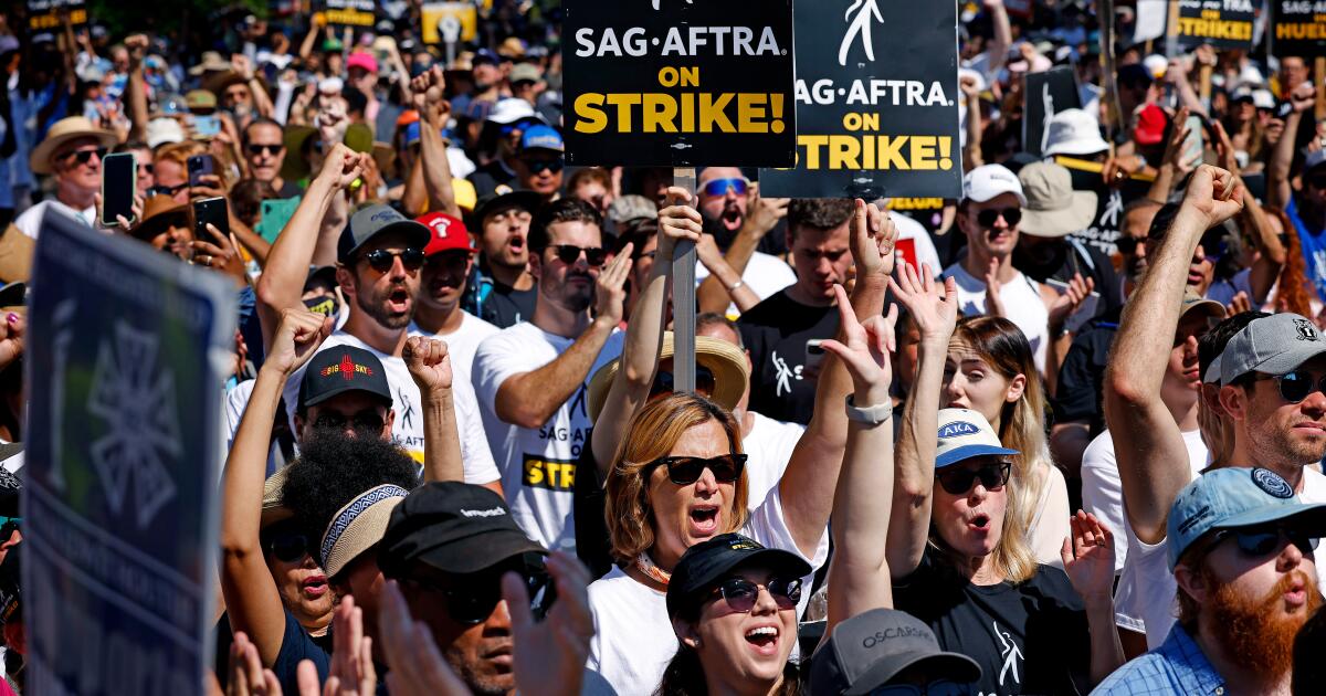 SAG-AFTRA members easily ratify new contract after actors' strike