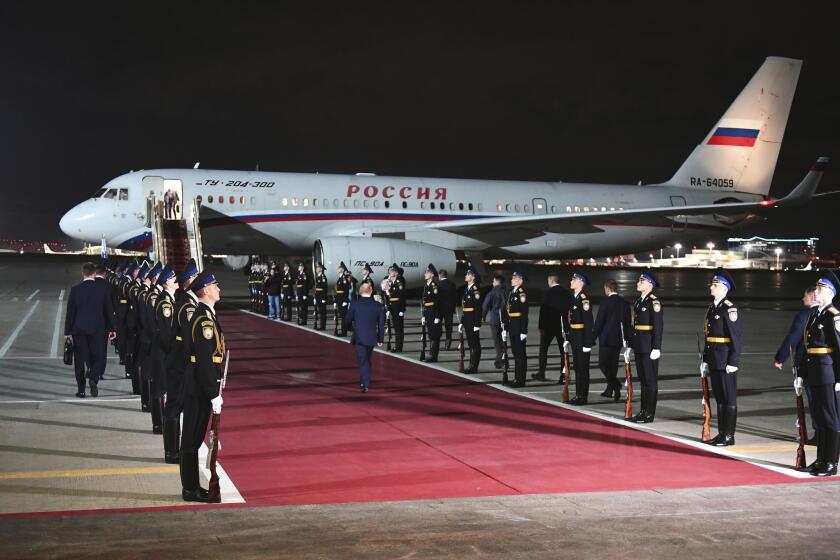 El presidente ruso Vladímir Putin, centro al fondo, se prepara para recibir a los presos rusos liberados en un canje con Estados Unidos, en el aeropuerto gubernamental Vnukovo en las afueras de Moscú, Rusia, el jueves 1 de agosto de 2024. (Sergei Ilyin, Sputnik, Kremlin Pool Photo vía AP)