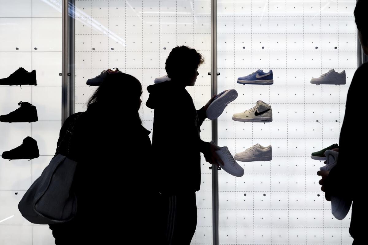 Personas compran calzado Nike en una tienda el 25 de noviembre en 2022 en Nueva York. (