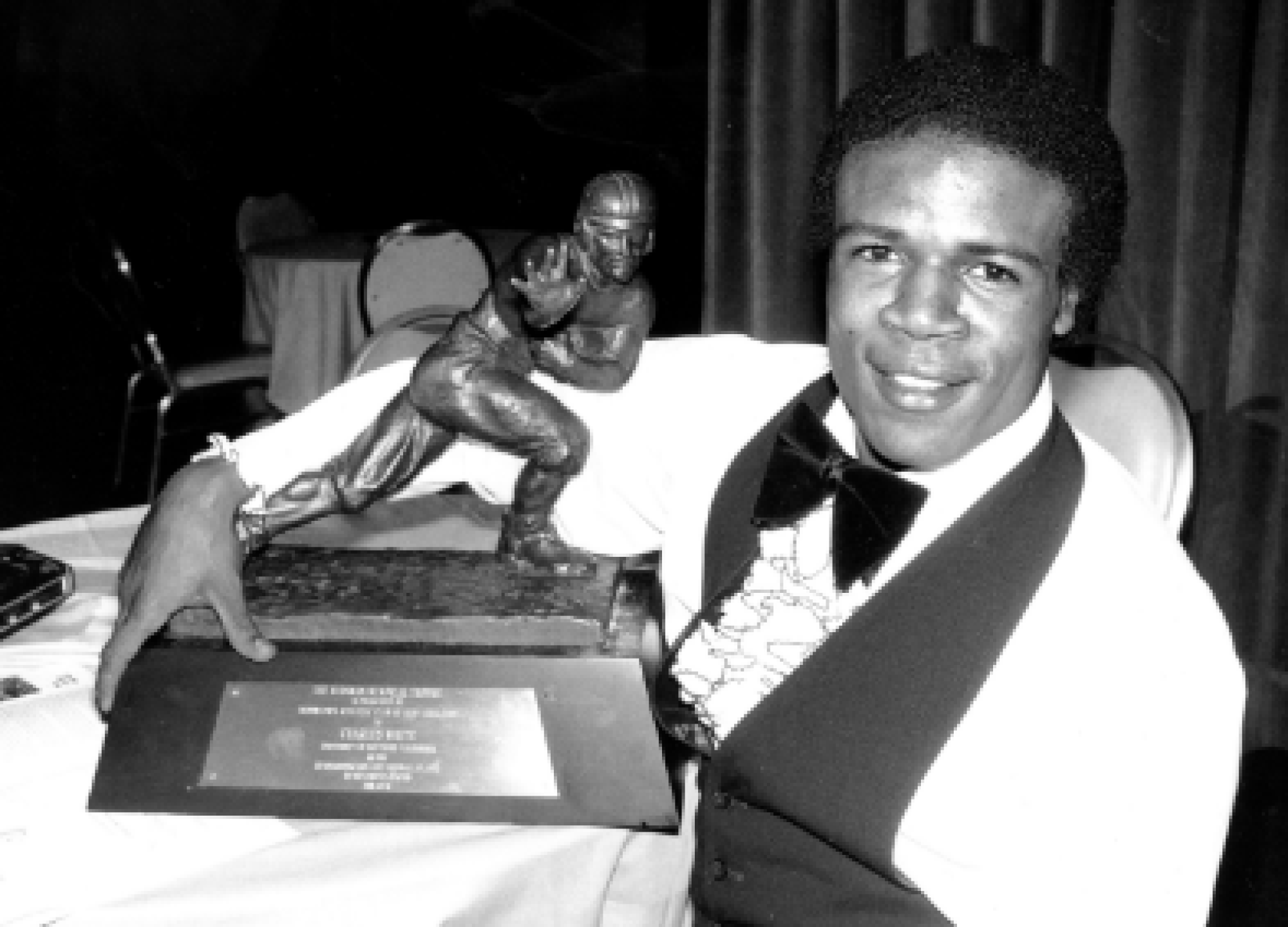 USC running back Charles White poses with the Heisman Trophy on December 12, 1979 in New York.