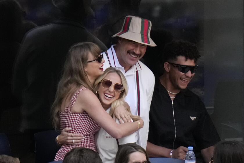 De derecha a izquierda: el quarterback de los Chiefs de Kansas City Patrick Mahomes, el tight end Travis Kelce, Brittany Mahomes y Taylor Swift en la final de hombres del Abierto de Estados Unidos el domingo 8 de septiembre del 2024. (AP Foto/Frank Franklin II)