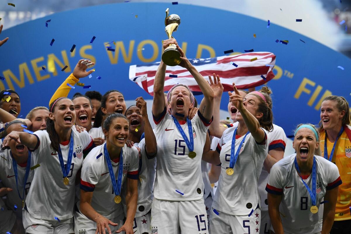 Las jugadoras de Estados Unidos, entre ellas la delantera Megan Rapinoe (C), celebran con el trofeo después del partido final de la Copa Mundial de Fútbol Femenino de Francia 2019 entre Estados Unidos y Holanda, el 7 de julio de 2019, en el Estadio Lyon de Lyon, en el centro-este de Francia.