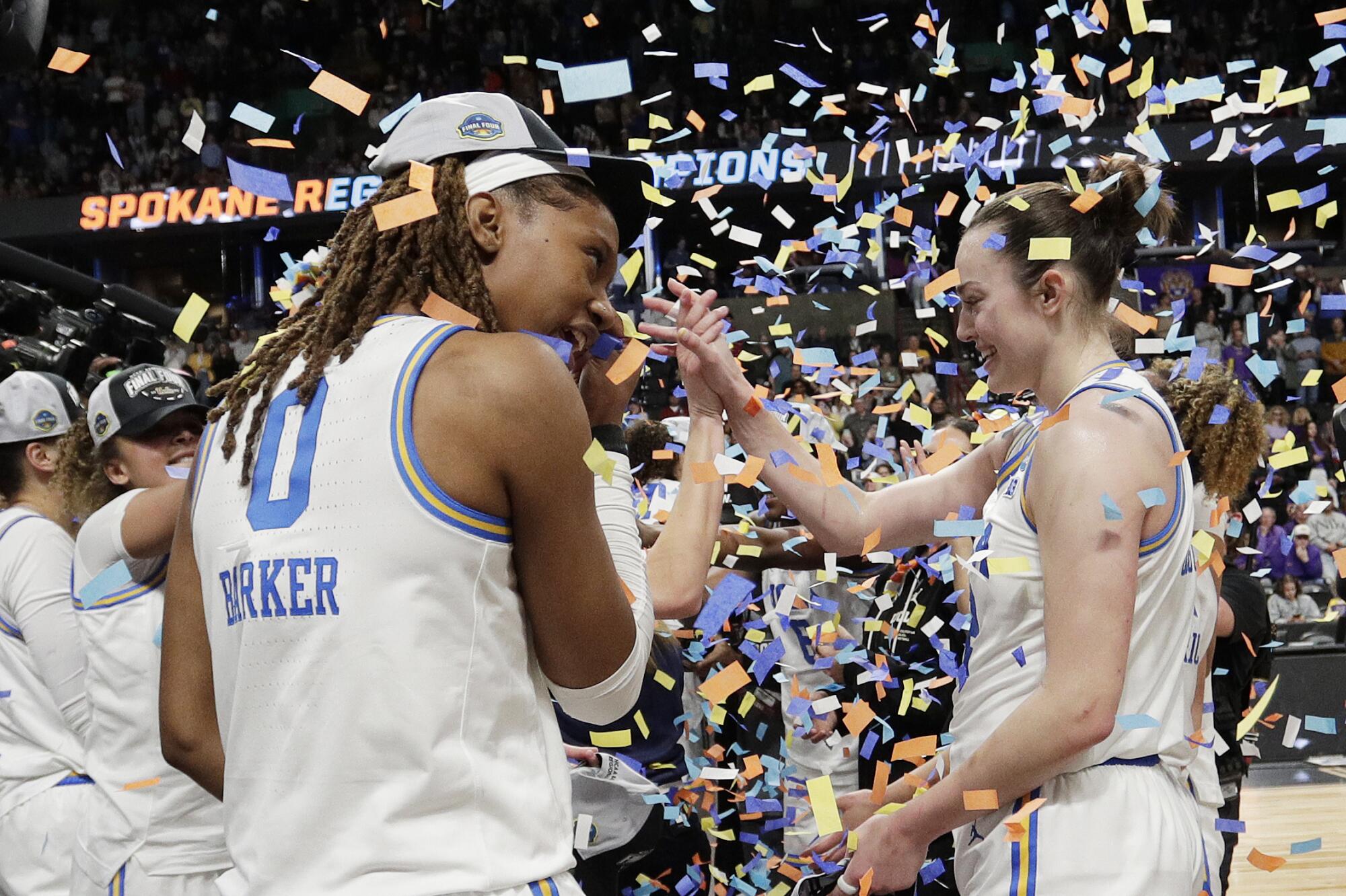 UCLA, Janiah Barker ve Angela Dugalic ve takım arkadaşları LSU'yu yendikten sonra havaya atıyor