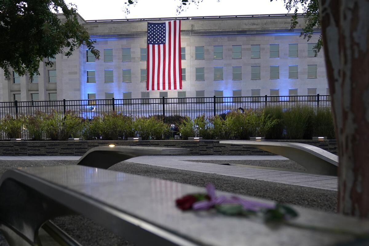 Una bandera de Estados Unidos es desplegada en el Pentágono, en Washington.