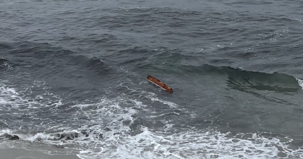 Videos: Pieces wash ashore at Windansea in La Jolla after boat suspected of smuggling migrants breaks apart