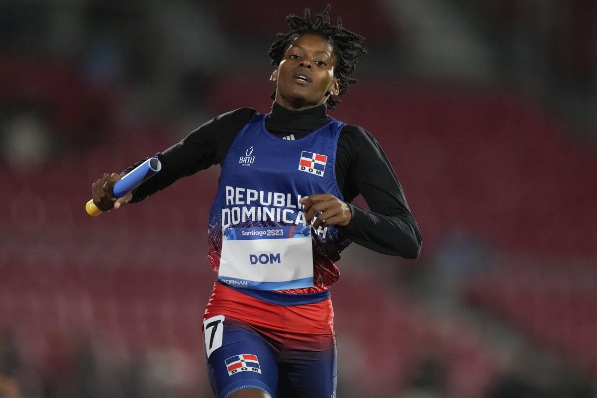 La dominicana Marileidy Paulino cruza la meta al ganar el relevo 4x400 mixto en el atletismo 