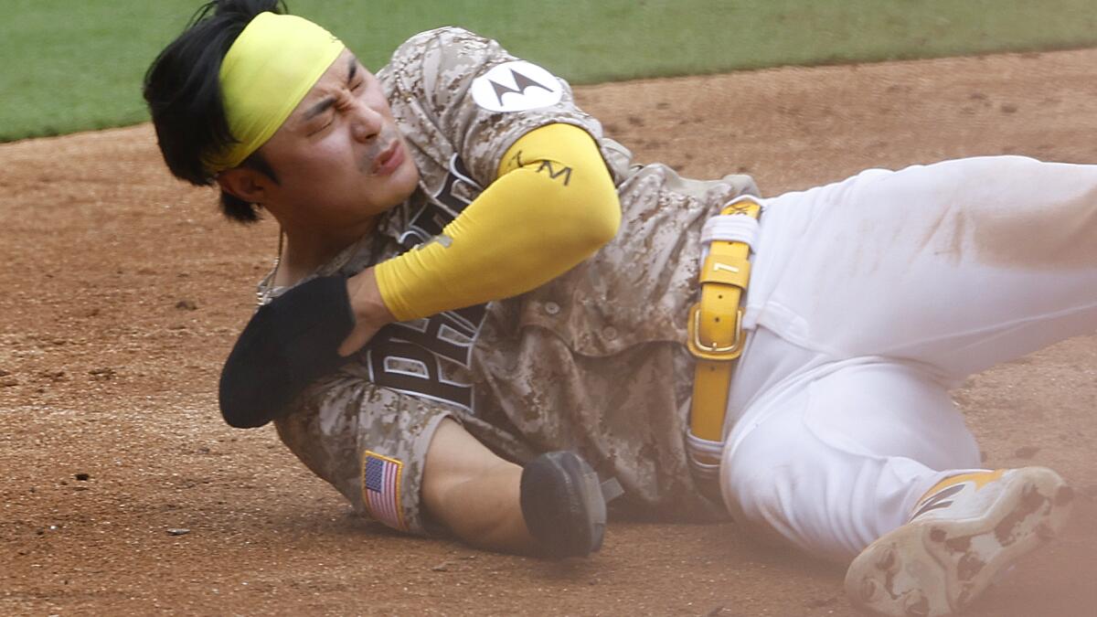 San Diego Padres infielder Ha-seong Kim (7) warm up before an MLB