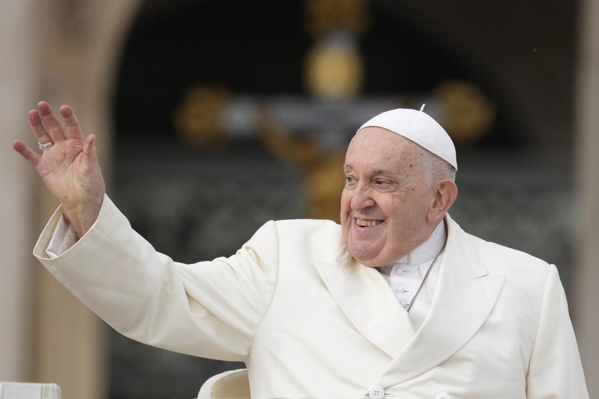 El papa Francisco sonríe mientras saluda a los fieles al final de su audiencia semanal, 
