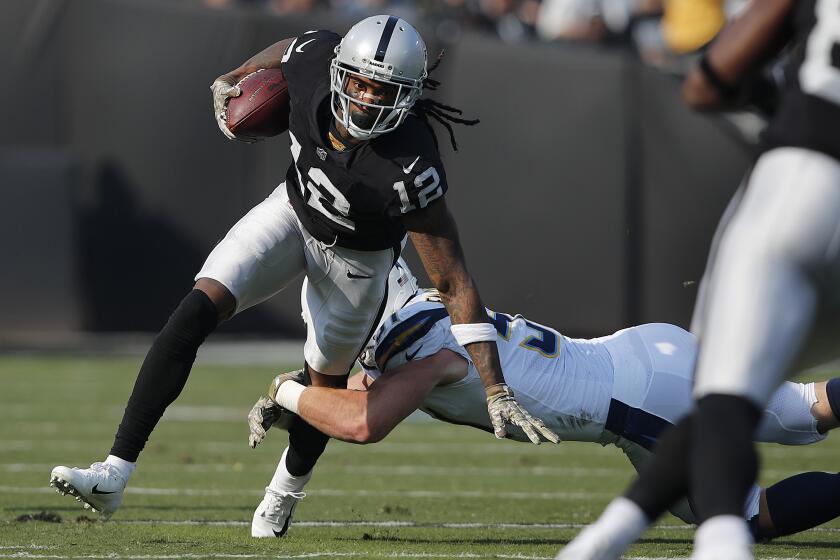 ARCHIVO - El receptor abierto de los Raiders de Oakland, Martavis Bryant (12), corre contra el apoyador de los Chargers de Los Ángeles, Kyle Emanuel, durante la primera mitad de un partido de fútbol americano de la NFL en Oakland, California, el 11 de noviembre de 2018. (AP Foto/John Hefti, Archivo)