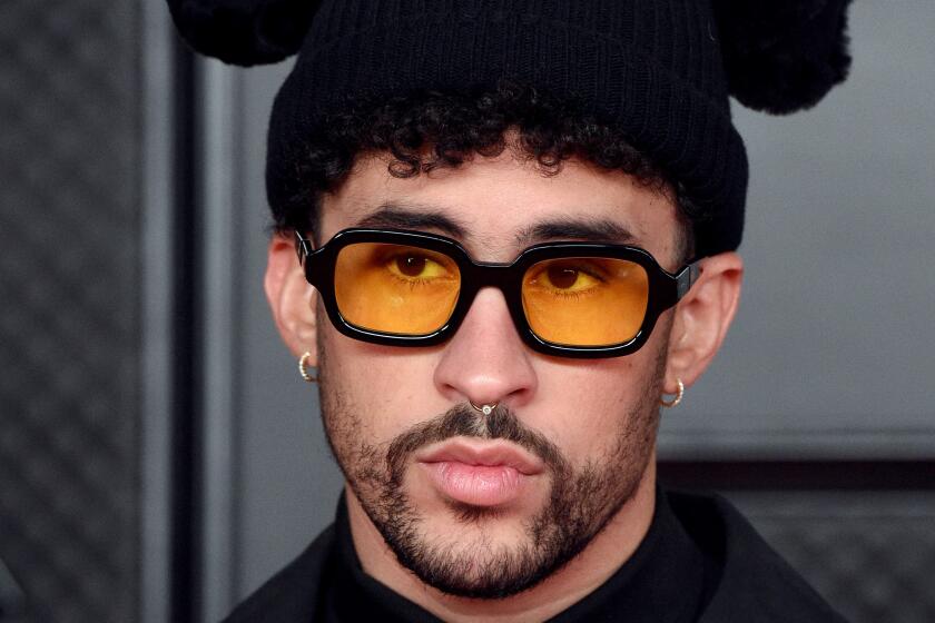 Este es el aspecto lucido por Bad Bunny en el Grammy de hoy.