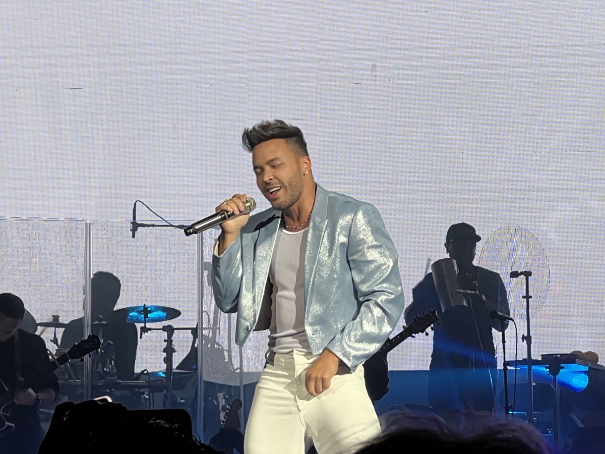 Prince Royce llenó de energía el escenario del Microsoft Theater y ofreció un balance