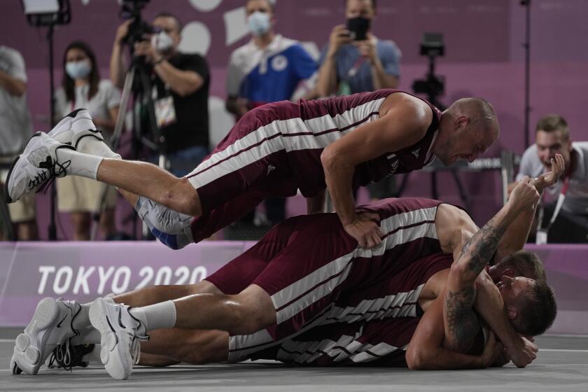 El equipo de Letonia festeja tras ganar la medalla de oro del baloncesto masculino 3X3 en los Juegos Olímpicos de Tokio, el 28 de julio de 2021. (AP Foto/Jeff Roberson)