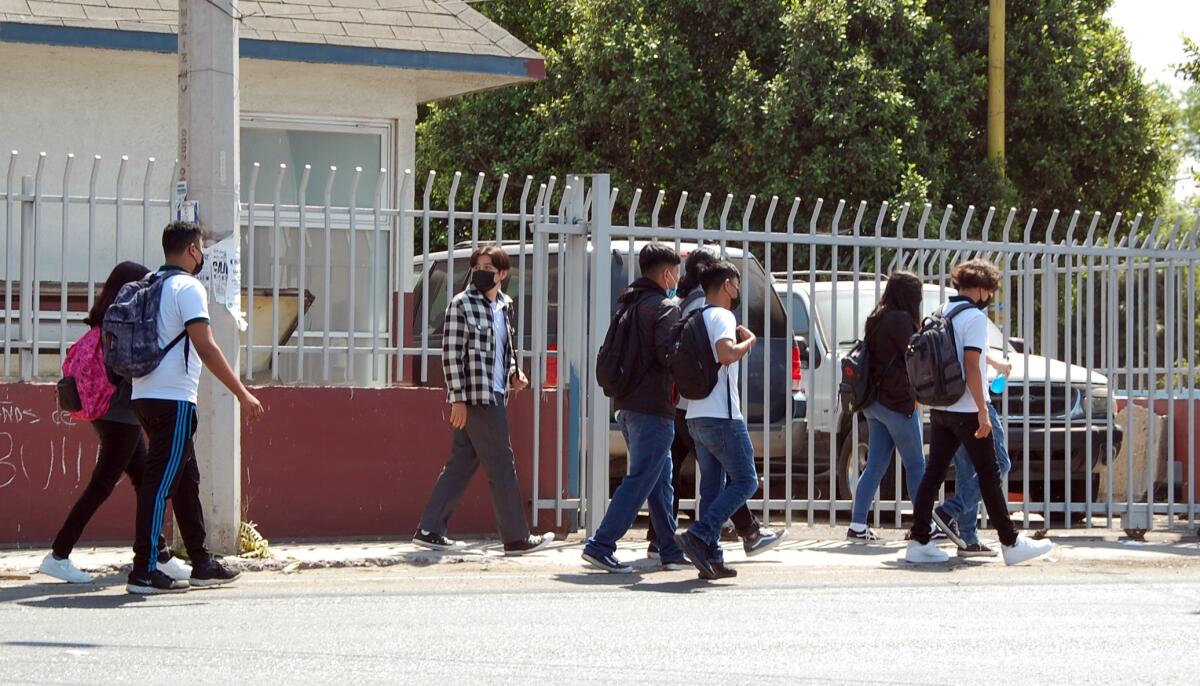 Estudiantes del Plantel Conalep Tijuana II salen tras clases presenciales