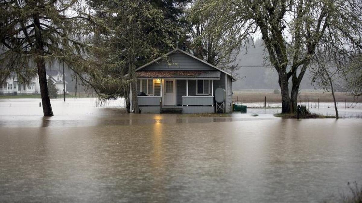 La foto muestra el desborde de un río de Oregon.