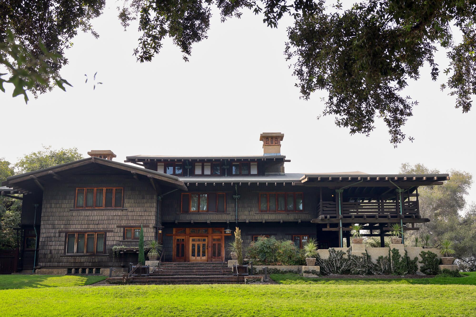 La casa está cubierta por un artesano de varios pisos.