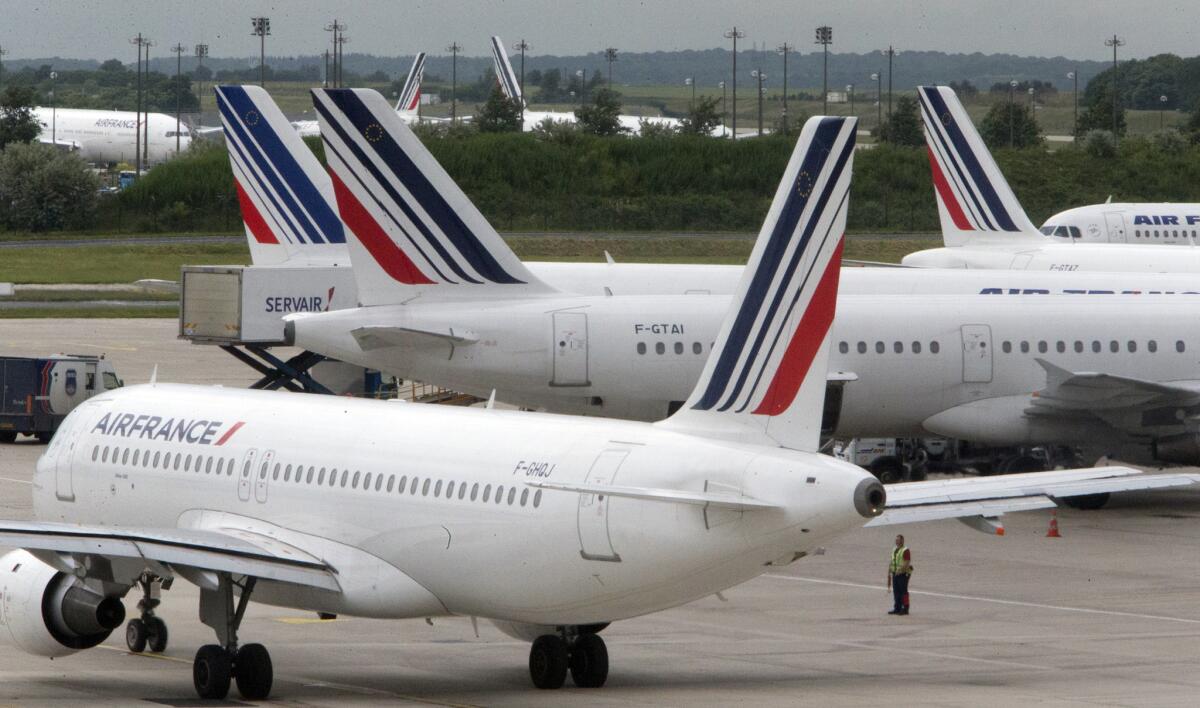 Aviones de Air France estacionados en el aeropuerto Charles de Gaulle cerca de París, durante una huelga de controladores Air France canceló 10% de sus vuelos de larga distancia el viernes 29 de julio del 2016, debido a un paro de tripulantes de cabina. (AP Foto/Jacques Brinon)