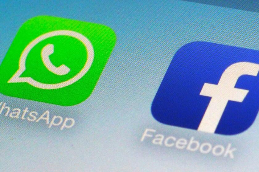 Los íconos de las aplicaciones WhatsApp y Facebook, en un teléfono inteligente (Patrick Sison / Associated Press).