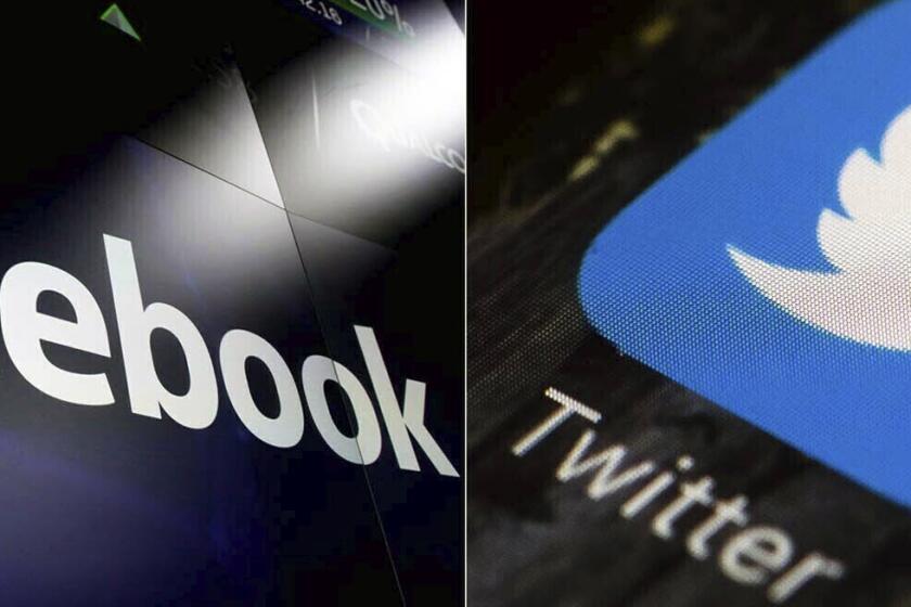 ARCHIVO - Esta combinación de fotos muestra los logos de las redes sociales Facebook y Twitter. Las compañías de redes sociales en Estados Unidos están ofreciendo pocos detalles al compartir sus planes para salvaguardar las elecciones intermedias en noviembre. (AP Foto)