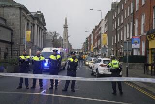 La escena en el centro de Dublín después de que cinco personas, entre ellas tres niños, fueran apuñaladas, el jueves 23 de noviembre de 2023. (Brian Lawless/PA vía AP)