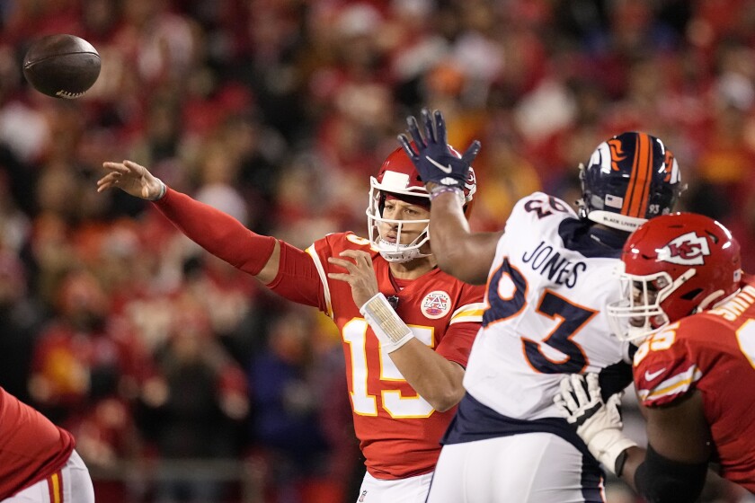 El quarterback Patrick Mahomes (15), de los Chiefs de Kansas City, lanza un pase ante el defensive end Dre'Mont Jones (93), de los Broncos de Denver, en duelo de NFL el domingo 5 de diciembre de 2021, en Kansas City, Missouri. (AP Foto/Charlie Riedel)