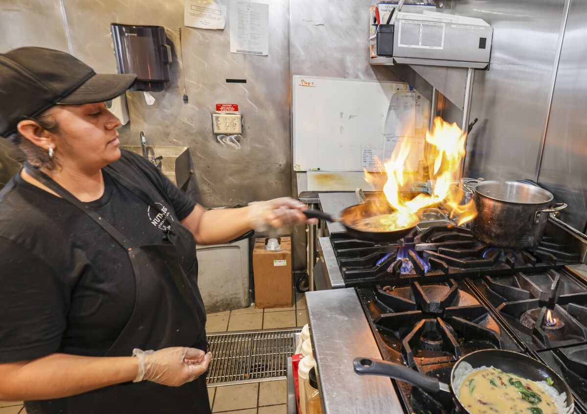 Nancy Vincennes, Nutmeg Café & Bakery'de muz dolgulu Fransız tostu yapıyor.