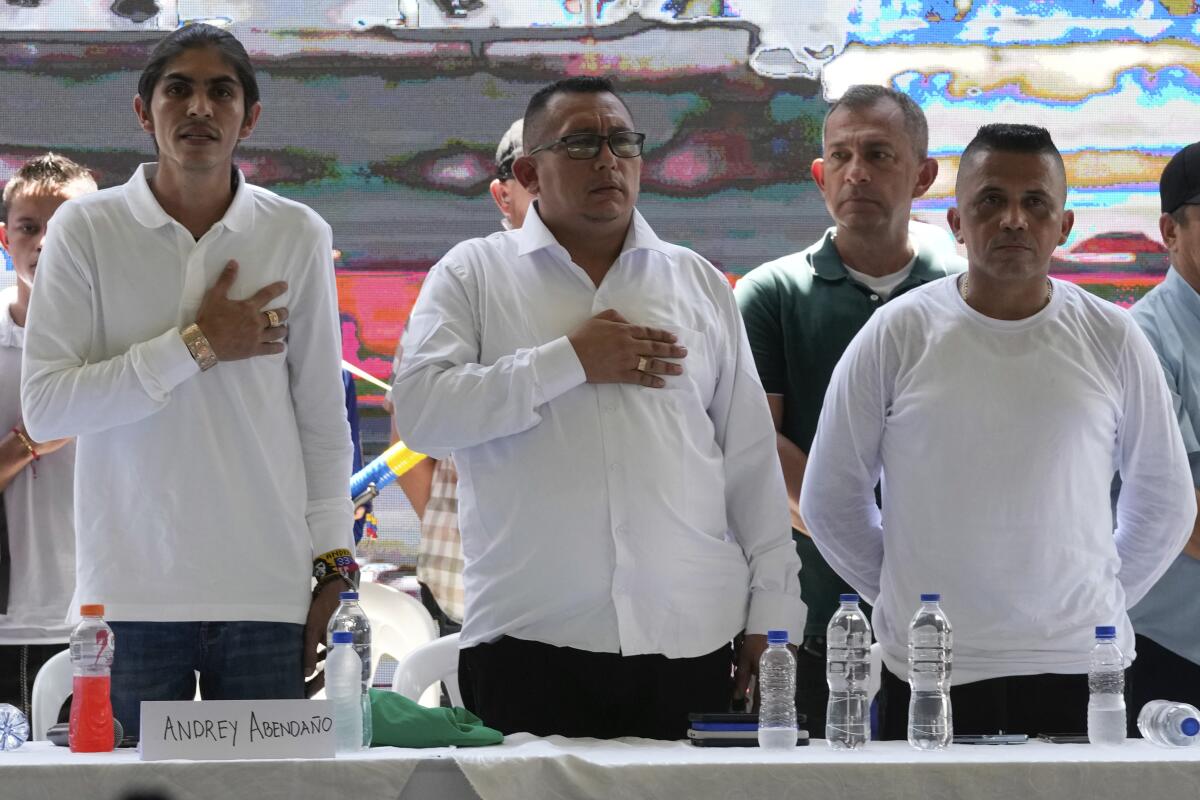Miembros del Estado Mayor Central de las Fuerzas Armadas Revolucionarias de Colombia, escuchan el himno nacional.