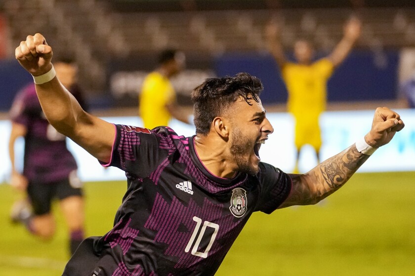 Alexis Vega, de la selección de México, festeja tras anotar ante Jamaica el jueves 27 
