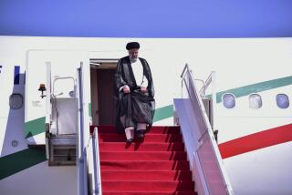 En esta imagen publicado por el Ministerio paquistaní de Asuntos Exteriores, el presidente de Irán, Ebrahim Raisi, baja de un avión a su llegada a Islamabad, Pakistán, el lunes 22 de abril de 2024. (Ministerio paquistaní de Asuntos Exteriores via AP)