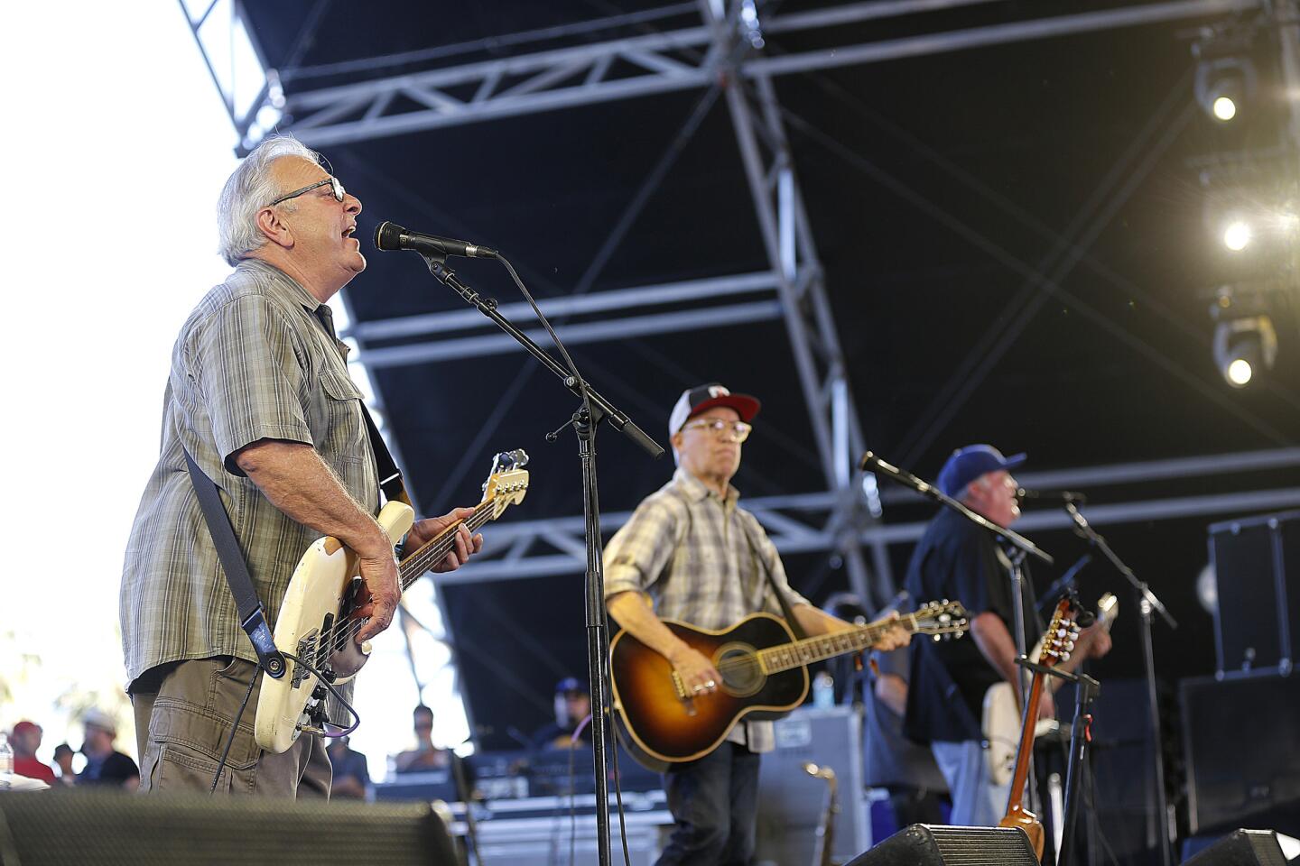 Stagecoach 2017: Day 3 wraps with varied sets by Kenny Chesney, Thomas Rhett,  Los Lobos - Los Angeles Times