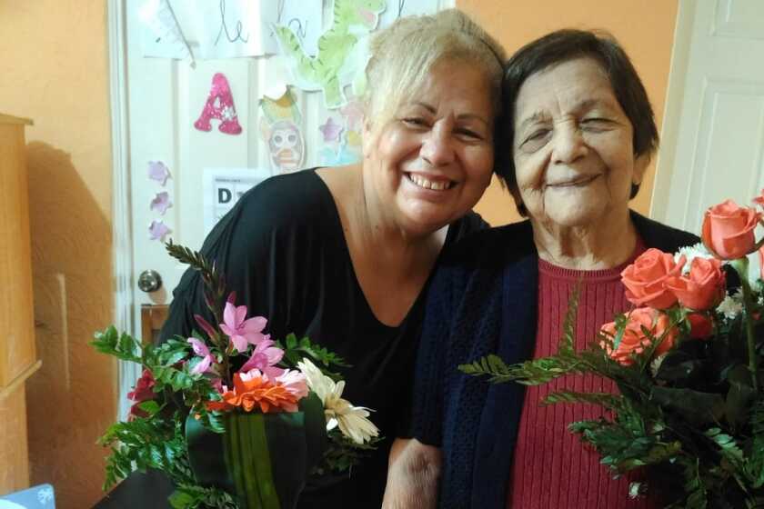 El reencuentro con su madre ha sido un milagro para Amarilys Ortiz (izquierda), quien sobrevivió al COVID-19 en L.A.