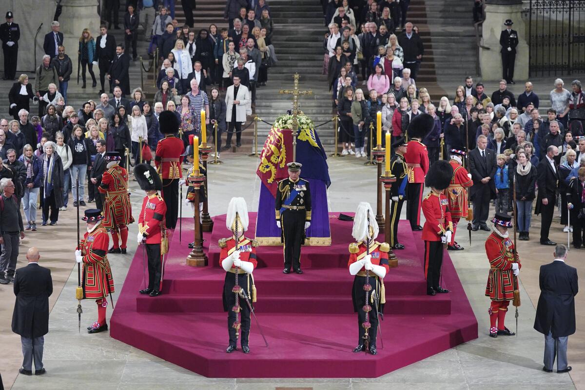 ARCHIVO - La Familia Real monta guardia durante el funeral de la Reina Isabel II, en Westminster Hall, 