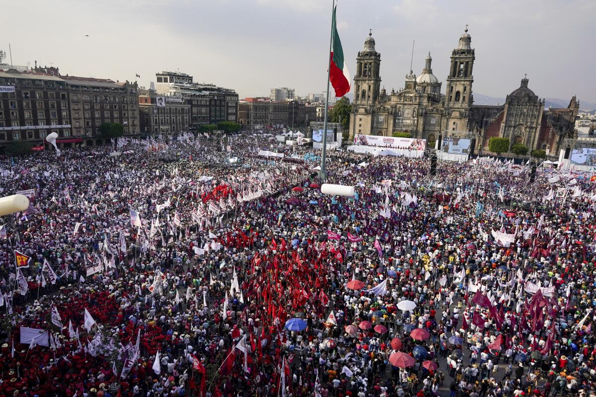 A large crowd in the Zócalo of Mexico City.