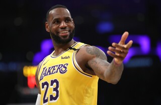 LOS ANGELES, KALIFORNIE-LEDEN 07: LeBron James # 23 z Los Angeles Lakers se dívá na druhou polovinu hry proti New York Knicks v Staples Center v lednu 07, 2020 v Los Angeles, Kalifornie. POZNÁMKA PRO UŽIVATELE: Uživatel výslovně bere na vědomí a souhlasí s tím, že stažením a/nebo používání této fotografie uživatel souhlasí s podmínkami a podmínky Getty Images Licenční Smlouva (Foto Sean M. Haffey/Getty Images)