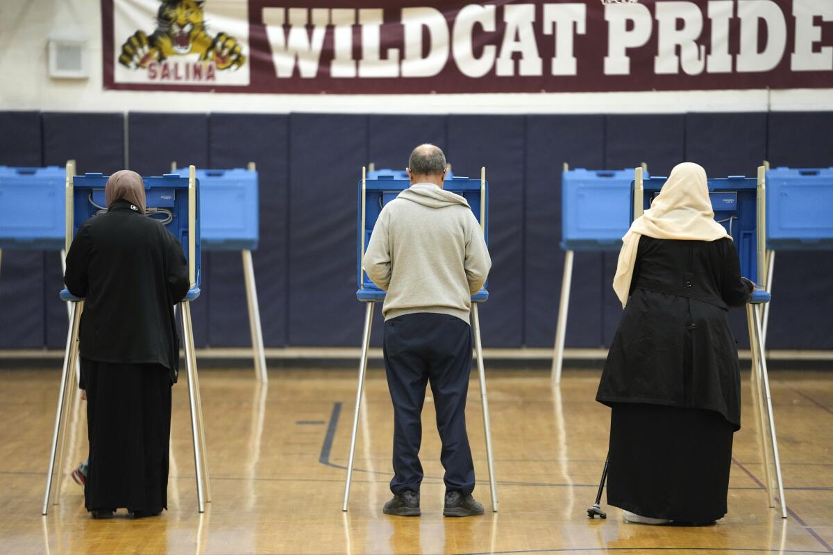 Personas votan en las elecciones primarias de Michigan, el martes 27 de febrero de 2024, 